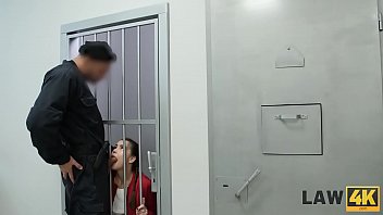 LAW4k. I servizi sessuali sporchi per due guardie aiutano la bambina a evitare l'arresto