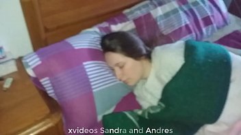 Während wir einen Film sahen, fing Sandra an, mich zu wichsen und meinen Schwanz zu lutschen, aber wir wurden wütend und am Morgen, während sie schlief, steckte ich ihren Schwanz in ihren Mund und fickte sie damit, dass sie ihre Muschi