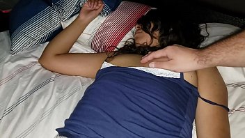Desnudé a mi hermana dormida y le metí los dedos
