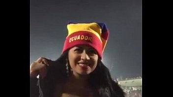 Ecuatoriana enseñando las tetas en partido de futbol