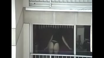 Vecina culona en bragas siendo espiada por la ventana