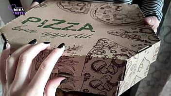 The courier took the wrong pizza and decided to offer a dick to make up