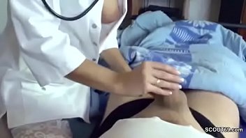 Krankenschwester holt ihrem Patienten einen runter