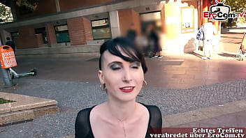 Schlanke deutsche Teen mit natürlichen Titten auf der Straße abgeschleppt