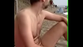 chaquetero en playa nudista