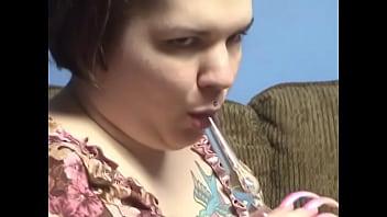 Fat chick suck a glass dildo before inserting it in her pussy
